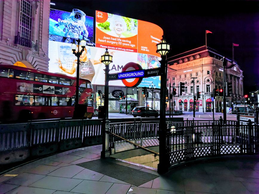 Emergency rubbish clearance near Piccadilly Circus for events